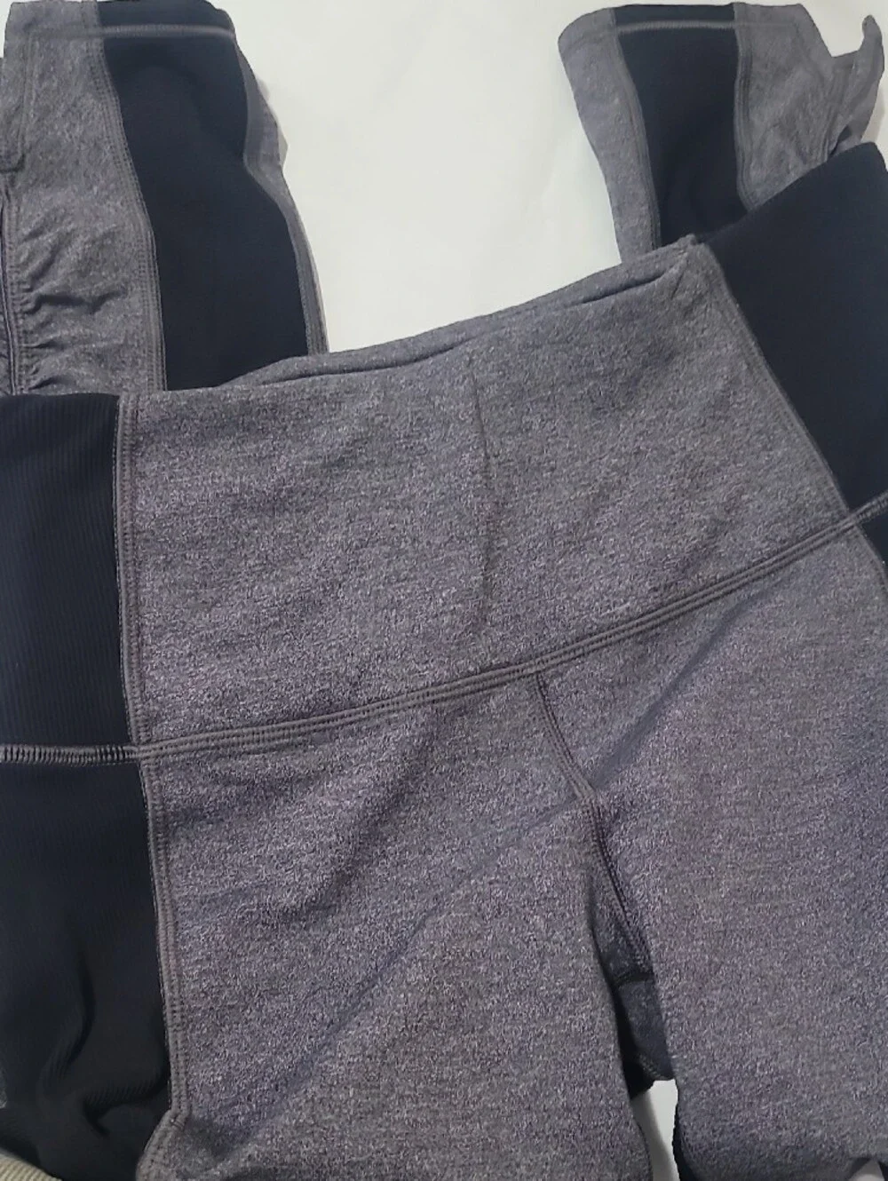 lululemon💎 athletica Gray Heather & Black Capri Leggings
